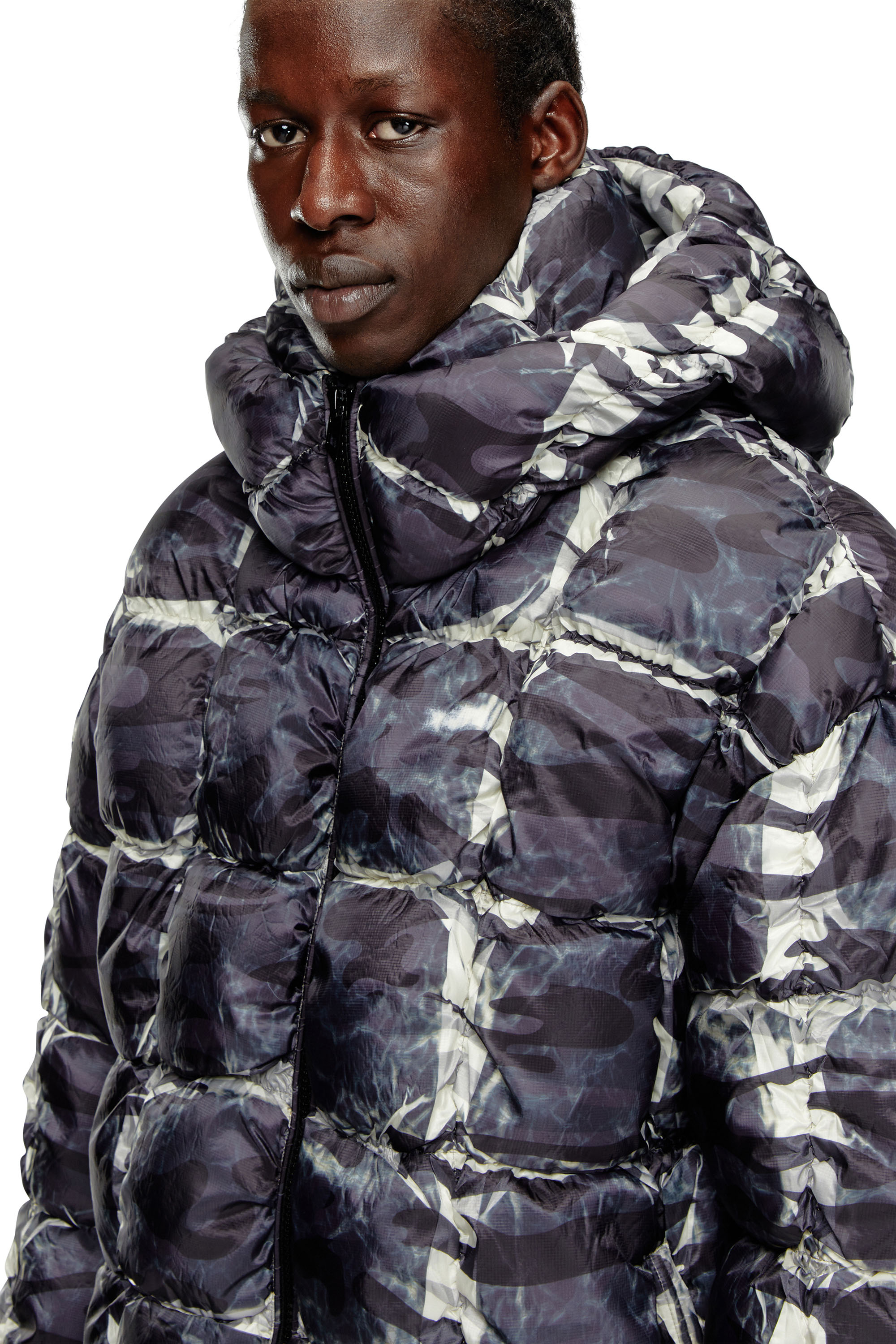 Diesel - W-CLAUS-CAMU, Chaqueta puffer con capucha con estampado de camuflaje Hombre in Gris - 4