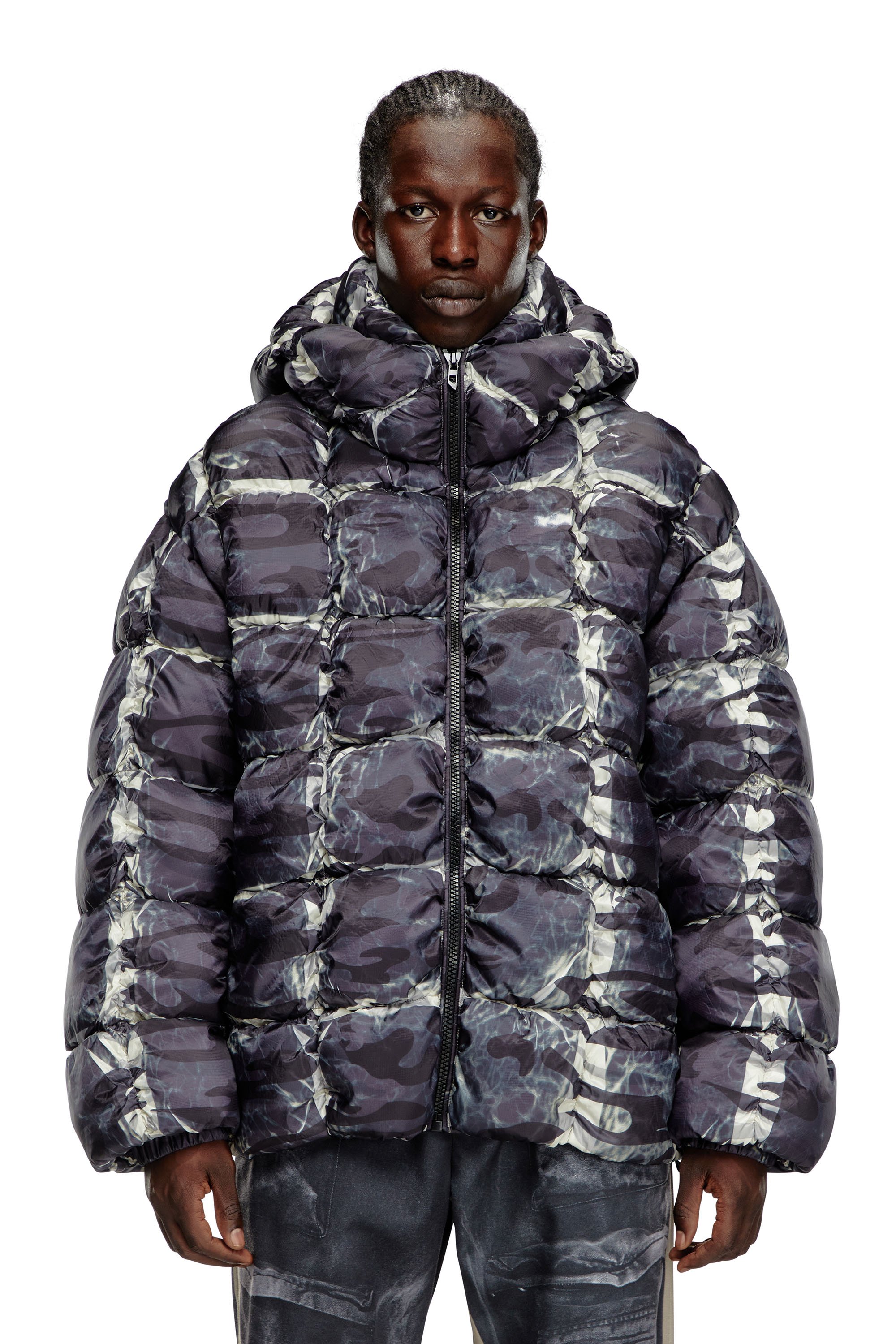 Diesel - W-CLAUS-CAMU, Chaqueta puffer con capucha con estampado de camuflaje Hombre in Gris - 1