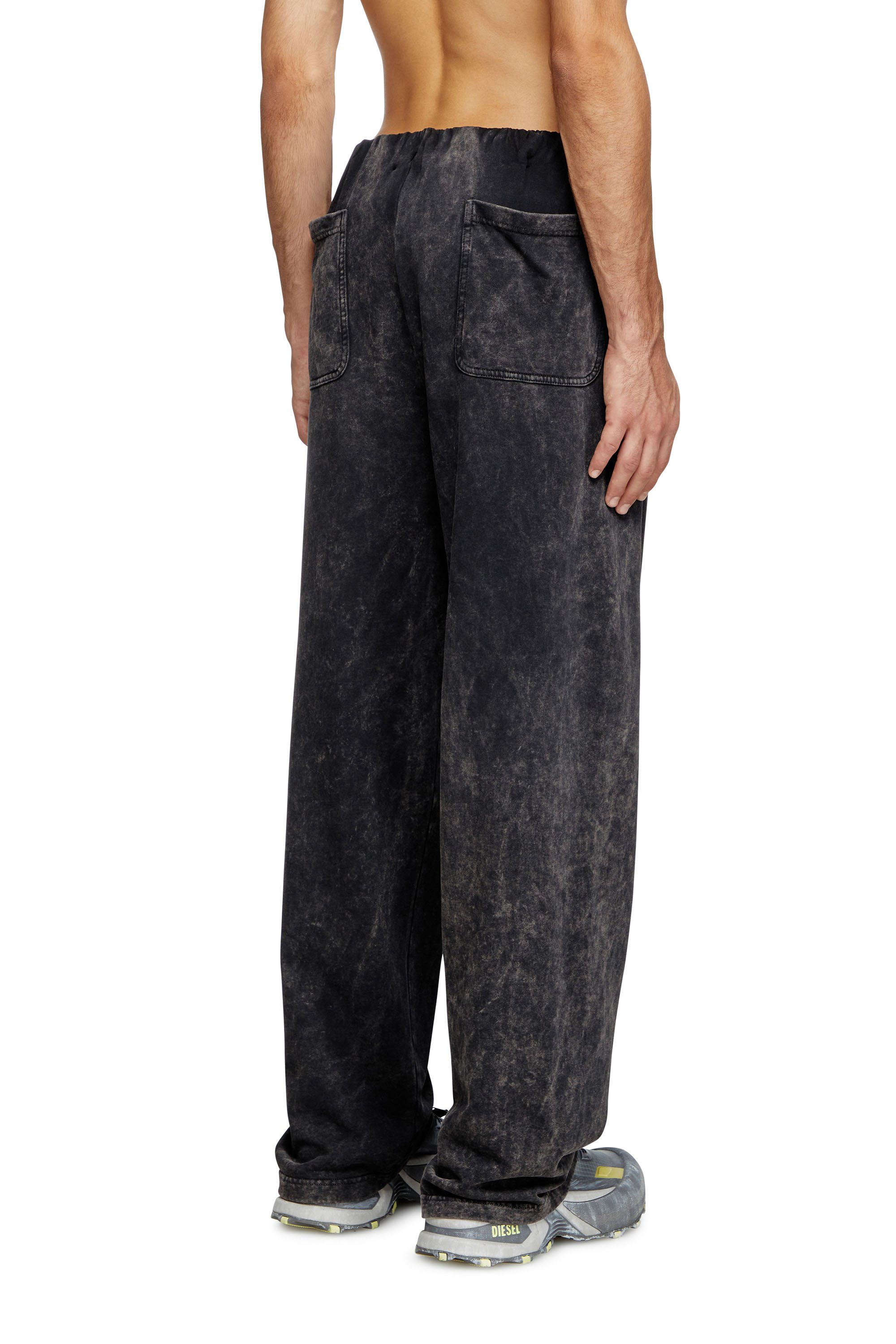 Diesel - P-MARKLE, Treated sweatpants with gathered waist Hombre in Negro - 3