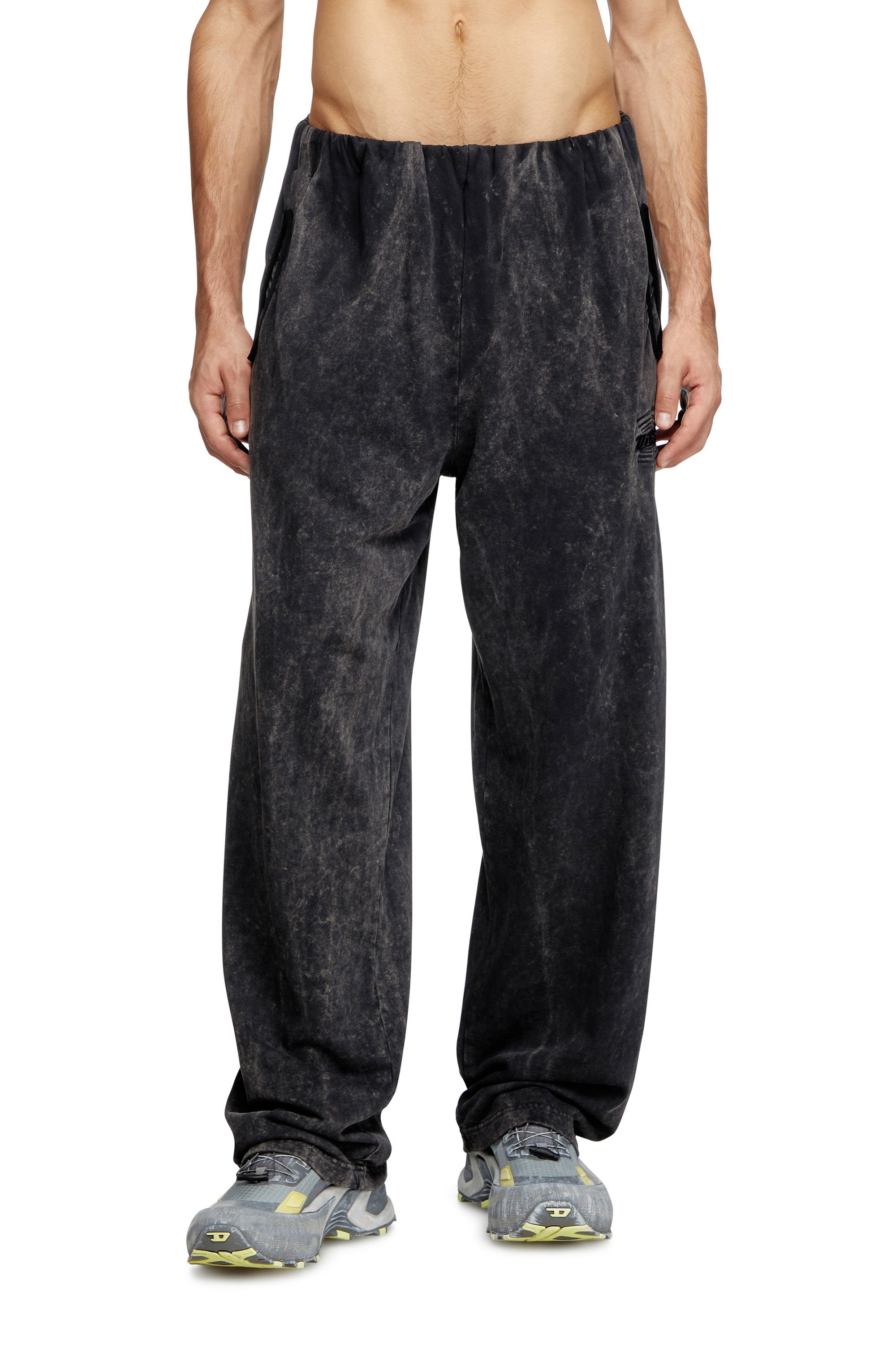 Diesel - P-MARKLE, Treated sweatpants with gathered waist Hombre in Negro - 1